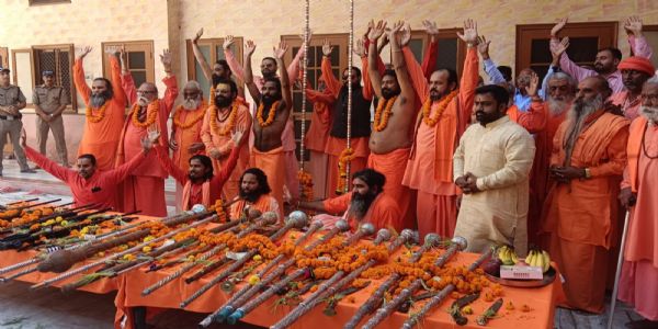 महानिर्वाणी अखाड़े में शस्त्र पूजन, सनातन धर्म की रक्षा का संकल्प