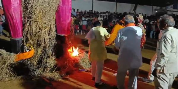 नूंह जिले में धूमधाम से मनाया गया विजय दशमी पर्व, धू-धू कर जला रावण का पुतला