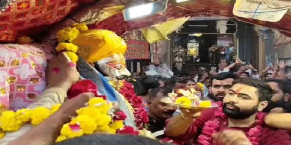 मप्र के उज्जैन में विजयदशमी पर निकली बाबा महाकाल की सवारी, ड्रोन से बरसाए फूल, पुलिस ने दी सलामी