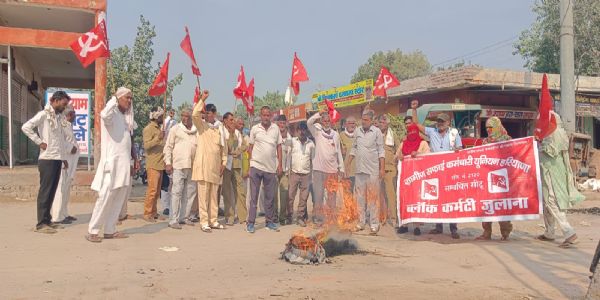 जींद : वेतन नहीं मिलने से नाराज ग्रामीण सफाई कर्मचारियों ने फूंका सरकार का पुतला