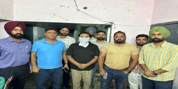 पठानकोट में विजिलेंस ब्यूरो ने एक लाख रुपये रिश्वत लेते हुए एसएचओ को रंगे हाथों पकड़ा