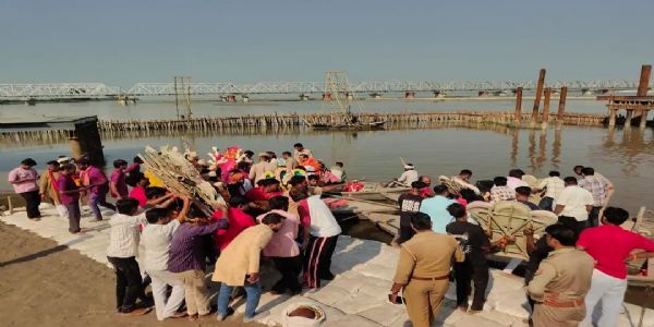बाराबंकी : घाघरा घाट पर दुर्गा प्रतिमाओं का विसर्जन शुरू, सुरक्षा व्यवस्था में प्रशासन मुस्तैद