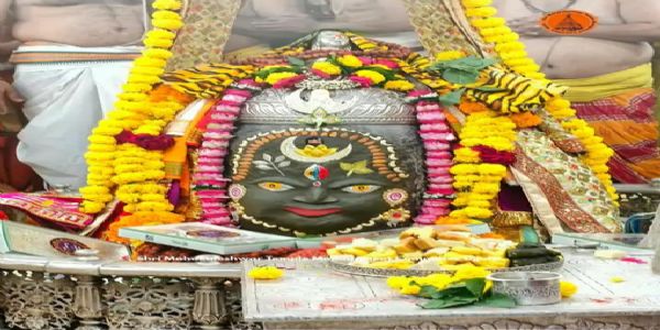 उज्जैन: भस्म आरती में रजत चंद्र-त्रिशूल और त्रिपुंड से सजे बाबा महाकाल, ड्रायफ्रूट से हुआ राजा स्वरूप शृंगार