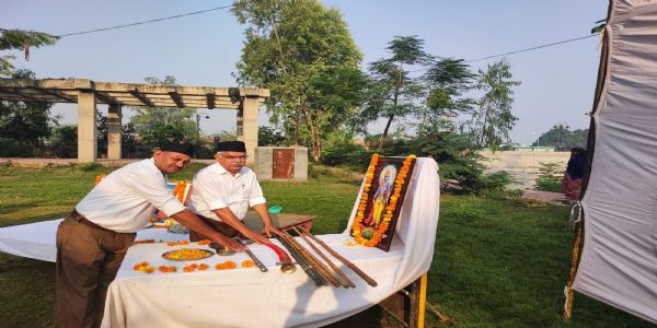 जींद : राष्ट्रीय स्वयंसेवक संघ ने किया शस्त्र पूजन कार्यक्रम का आयोजन, किया पथ संचलन