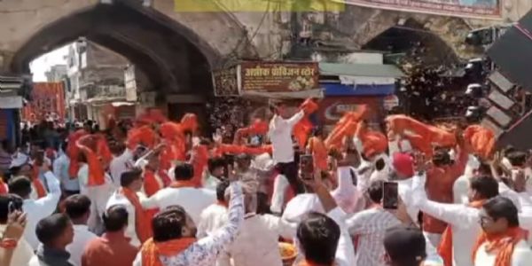 धूमधाम से निकली मां दुर्गा की शोभायात्रा, पुष्पवर्षा से हो हुआ स्वागत