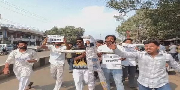 दशहरे पर एनएसयूआई ने मुख्य निर्वाचन आयुक्त का पुतला दहन किया, भोपाल के पिपलानी चौराहे पर प्रदर्शन