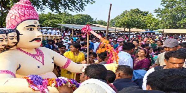भूमका में रावण नहीं जलता, किया जाता है वध, नाभि से निकले अमृत का करते हैं तिलक