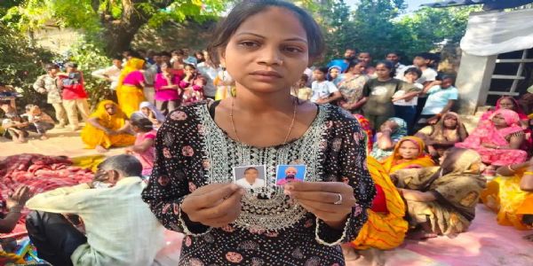 बाराबंकी: पूजा पंडाल में नाग से करतब दिखाना पड़ा भारी, पिता-पुत्र की मौत से गांव में मचा काेहराम