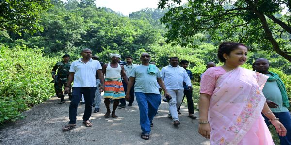 मुख्यमंत्री हेमंत सोरेन ने कसमार-बरलंगा मुख्य सड़क का किया निरीक्षण, चाय-पकौड़ी का भी लिया स्वाद
