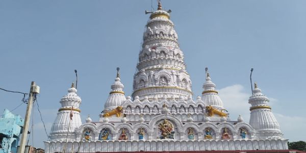 कुकराहा में 160 वर्षों से मां दुर्गा की आराधना, भव्य मंदिर और प्राचीन परंपराएं हैं आस्था का प्रमुख केंद्र
