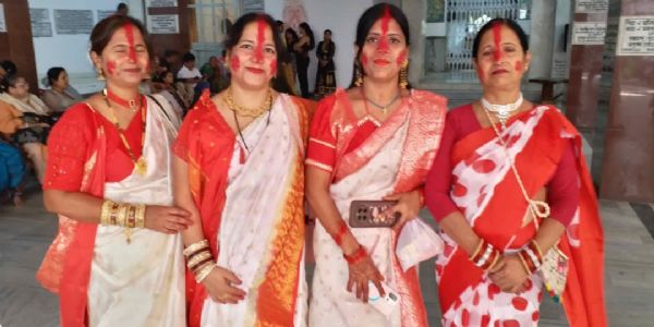 रांची की दुर्गाबाड़ी में सिंदूर खेला, सुहागिनों ने मां दुर्गा से मांगा सुख-समृद्धि का आशीर्वाद