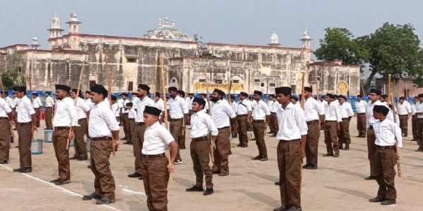 कदमताल में दिखा अनुशासन, पुष्पवर्षा से हुआ स्वयंसेवकों का स्वागत