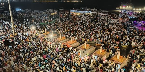 64 दिन बाद अपने पारंपरिक स्थल दशाश्वमेध घाट पर हुई मां गंगा की विश्वप्रसिद्ध आरती, गूंजे घंट-घड़ियाल