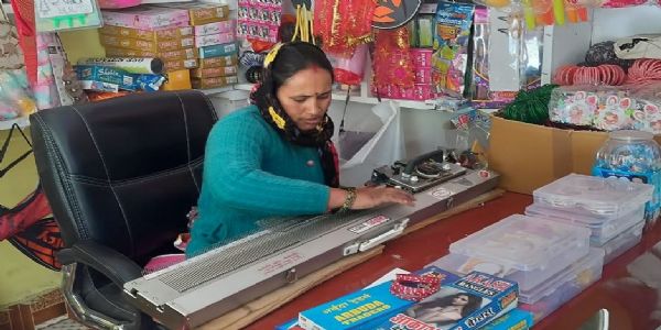 सुई-धागे से संवारी जिंदगी, अब सिलाईं-बुनाई से घर संवार रहीं सुशीला