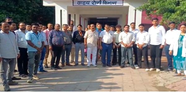 एफआईआर के विराेध में बागपत के चिकित्सकों और फार्मासिस्टों ने किया दो घंटे कार्य बहिष्कार