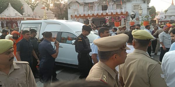 दिव्य आभा के साथ निकली गोरक्षपीठाधीश्वर की विजयादशमी शोभायात्रा