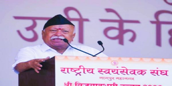 सरसंघचालक डॉ मोहन भागवत नागपुर मे आयोजित विजयादशमी महोत्सव मे पाथेय देते हुए सरसंघचालक डॉ मोहन भागवत नागपुर मे आयोजित विजयादशमी महोत्सव मे पाथेय देते हुए