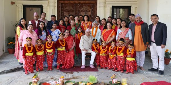 नेपाल के राष्ट्रपति द्वारा कन्या पूजा किया गया नेपाल के राष्ट्रपति द्वारा कन्या पूजा किया गया