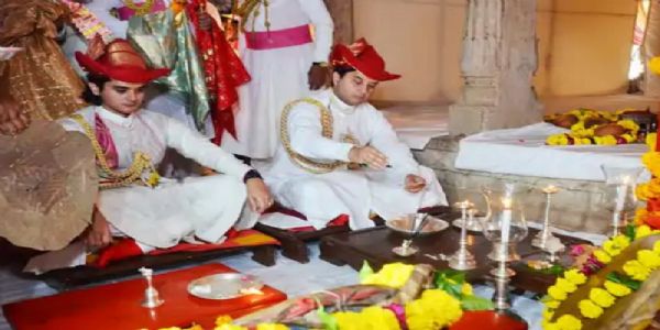 शाही लिबास में पूजन करते हुए सिंधिया