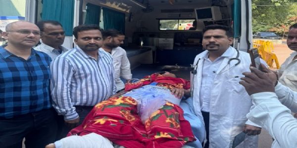 गंभीर मरीज को भोपाल एयरलिफ्ट करते समय की तस्वीर गंभीर मरीज को भोपाल एयरलिफ्ट करते समय की तस्वीर