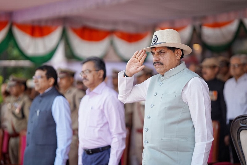 शहीद स्मारक, लाल परेड ग्राउंड में पुलिस स्मृति दिवस समारोह में परेड की सलामी लेते हुए मुख्यमंत्री शहीद स्मारक, लाल परेड ग्राउंड में पुलिस स्मृति दिवस समारोह में परेड की सलामी लेते हुए मुख्यमंत्री