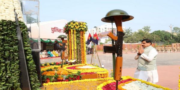 शहीद स्मारक, लाल परेड ग्राउंड में पुलिस स्मृति दिवस समारोह में शहीदों को नमन करते हुए मुख्यमंत्री शहीद स्मारक, लाल परेड ग्राउंड में पुलिस स्मृति दिवस समारोह में शहीदों को नमन करते हुए मुख्यमंत्री