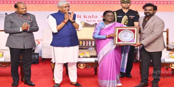 नई दिल्ली में बुधवार को राष्ट्रपति द्रौपदी मुर्मु 65वीं राष्ट्रीय कला प्रदर्शनी के चयनित कलाकारों को ललित कला अकादमी पुरस्कार प्रदान करती हुईं। इस अवसर पर केंद्रीय संस्कृति एवं पर्यटन मंत्री गजेंद्र सिंह शेखावत भी मौजूद रहे। नई दिल्ली में बुधवार को राष्ट्रपति द्रौपदी मुर्मु 65वीं राष्ट्रीय कला प्रदर्शनी के चयनित कलाकारों को ललित कला अकादमी पुरस्कार प्रदान करती हुईं। इस अवसर पर केंद्रीय संस्कृति एवं पर्यटन मंत्री गजेंद्र सिंह शेखावत भी मौजूद रहे।