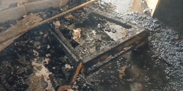 गयाजी स्थित सर्किट हाउस में एसी ब्लास्ट के बाद फैला कचरा