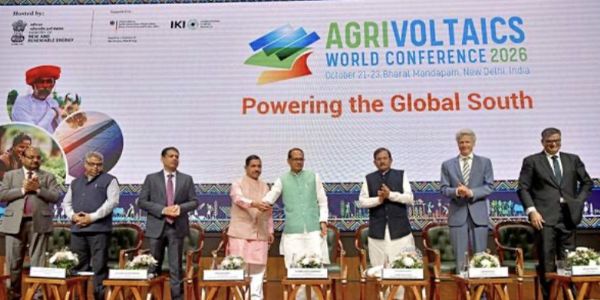 नई दिल्ली में बुधवार को भारत मंडपम में आयोजित सातवें एग्रीवोल्टाइक्स विश्व सम्मेलन 2026 के उद्घाटन सत्र में शामिल केंद्रीय मंत्री शिवराज सिंह चौहान, प्रल्हाद जोशी और अन्य अतिथि।