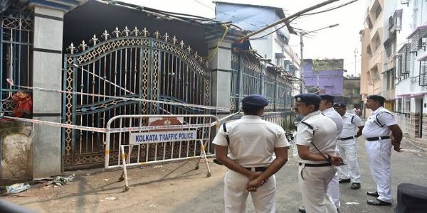 चोरबागान पंडाल के बाहर माैजूद कोलकाता पुलिस (फाइल फाेटाे) चोरबागान पंडाल के बाहर माैजूद कोलकाता पुलिस (फाइल फाेटाे)