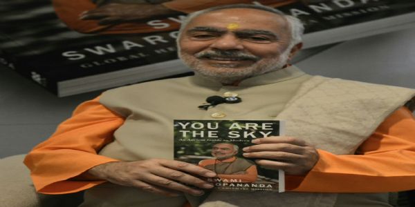 स्वामी स्वरूपा नंद पुस्तक का लोकार्पण करते हुए। स्वामी स्वरूपा नंद पुस्तक का लोकार्पण करते हुए।