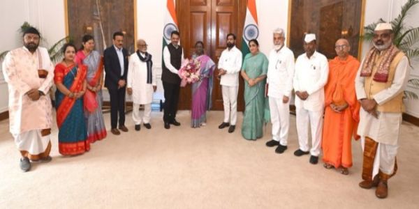 नई दिल्ली में बुधवार को राष्ट्रपति भवन में राष्ट्रपति द्रौपदी मुर्मु से मुलाकात करते महाराष्ट्र के मुख्यमंत्री देवेन्द्र फडणवीस, उपमुख्यमंत्री एकनाथ शिंदे और सुनेत्रा अजित पवार। नई दिल्ली में बुधवार को राष्ट्रपति भवन में राष्ट्रपति द्रौपदी मुर्मु से मुलाकात करते महाराष्ट्र के मुख्यमंत्री देवेन्द्र फडणवीस, उपमुख्यमंत्री एकनाथ शिंदे और सुनेत्रा अजित पवार।