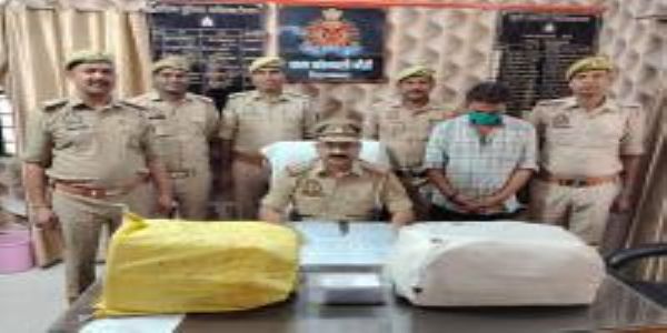 सिद्धार्थनगर में 238 शीशी कोडीन सीरप बरामद, पुलिस ने घेर कर युवक काे पकड़ा