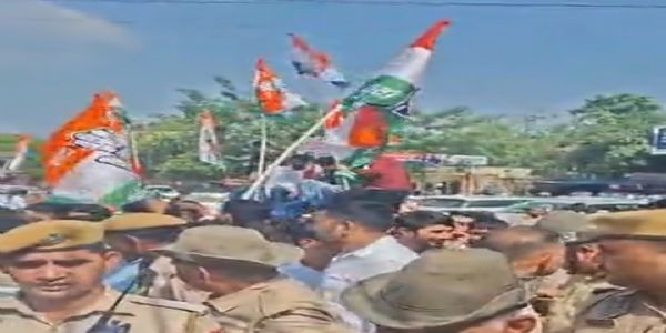 (अपडेट) बियालीस घंटे तक डटे रहे कांग्रेसी, खाली हाथ लौटे कमिश्नरेट से!