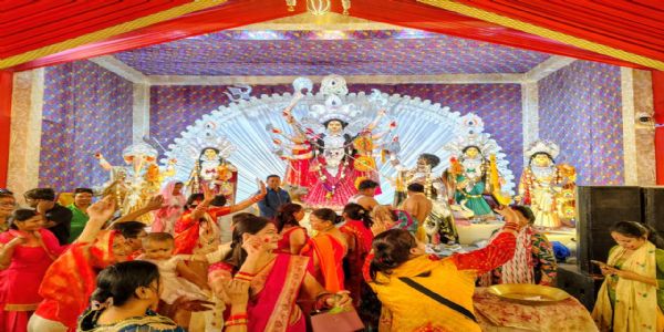 वाराणसी में महिलाओं ने निभाई सिंदूर खेला की परंपरा, मां दुर्गा से मांगा अखंड सौभाग्य का आशीर्वाद
