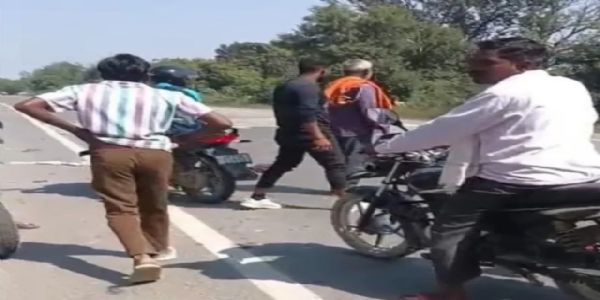 प्रतापगढ़ में डंपर की टक्कर से मोटरसाइकिल सवार पति-पत्नी समेत तीन की मौत