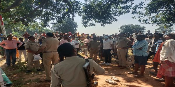 मीरजापुर : ट्रक चालक का पेड़ से लटका मिला शव