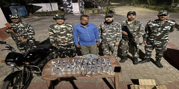 भारत-नेपाल सीमा पर 14.4 लीटर नेपाली शराब के साथ एक गिरफ्तार, बाइक व नकदी जब्त