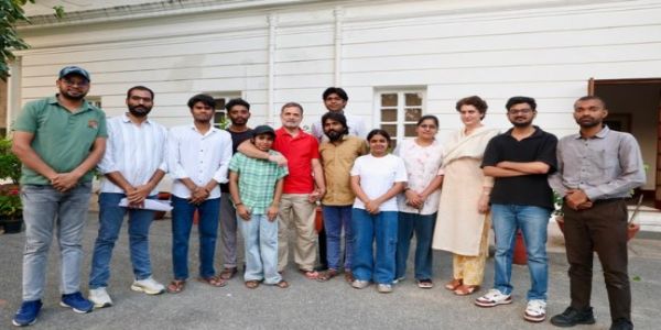 विदेश जाने की चर्चाओं के बीच राहुल ने दिल्ली में विजन आईएएस के छात्रों से मुलाकात की