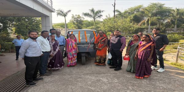 सूरजपुर में सरस्वती महिला स्व-सहायता समूह को मिला ई-रिक्शा, स्वरोजगार का मिलेगा अवसर