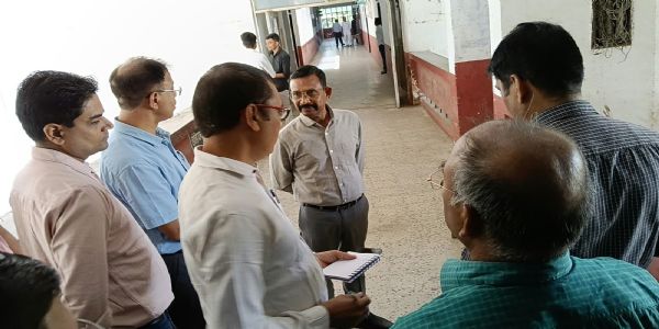 हमीरपुर : विकास भवन में 10 कर्मचारियों के विरुद्ध जिलाधिकारी ने  की कार्रवाई, निरीक्षण में मिली गड़बड़ियां