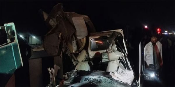 सतारा में कार-ट्रक की टक्कर में चार युवकों की मौत, तीन घायल