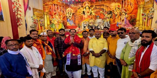 सांसद गोपाल जी ठाकुर ने पूजा पंडालों के किए दर्शन