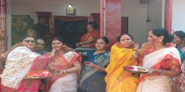 भागलपुर में सिंदूर खेला के साथ मां दुर्गा को दी गई विदाई, सामाजिक सरोकार के तहत वृद्धाश्रम और अनाथालय में बंटा महाप्रसाद