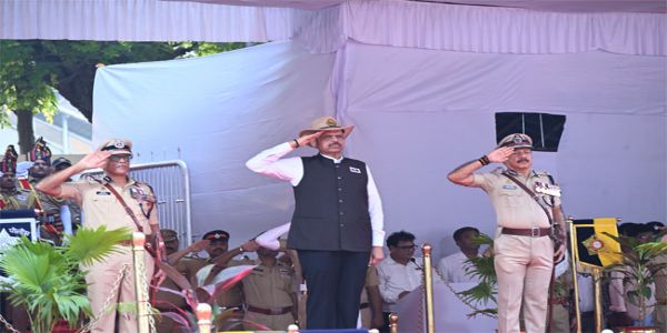 पुलिस स्मृति दिवस पर मुख्यमंत्री देवेंद्र फडणवीस ने शहीद पुलिसकर्मियों को दी श्रद्धांजलि