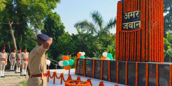 सारण में पुलिस स्मृति दिवस पर वीरगति प्राप्त करने वाले पुलिसकर्मियों को दी गई श्रद्धांजलि