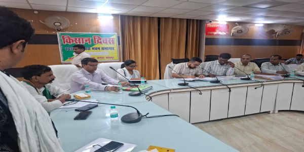 किसान दिवस पर कृषकों की शिकायतों के निस्तारण का सीडीओ ने दिए निर्देश