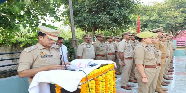 हाथरस पुलिस ने शहीदों को दी श्रद्धांजलि, बलिदान को किया नमन
