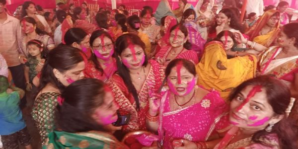 मां की विदाई पर सुहागन महिलाओं ने खेला सिंदूर की होली