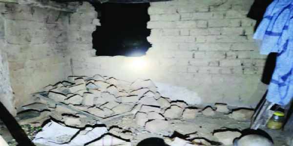 कोरबा में 52 हाथियों के दल का उत्पात, दंतैल ने ढहाया ग्रामीण का मकान, परिवार ने छिपकर बचाई जान